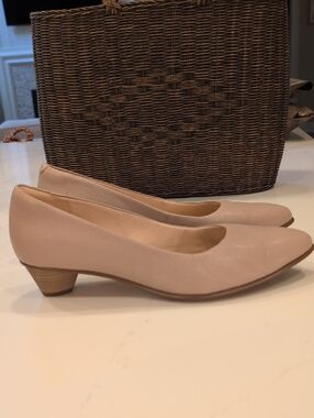 Clarks Cushion Plus Mena Bloom Leather Pump in Sand Size 9